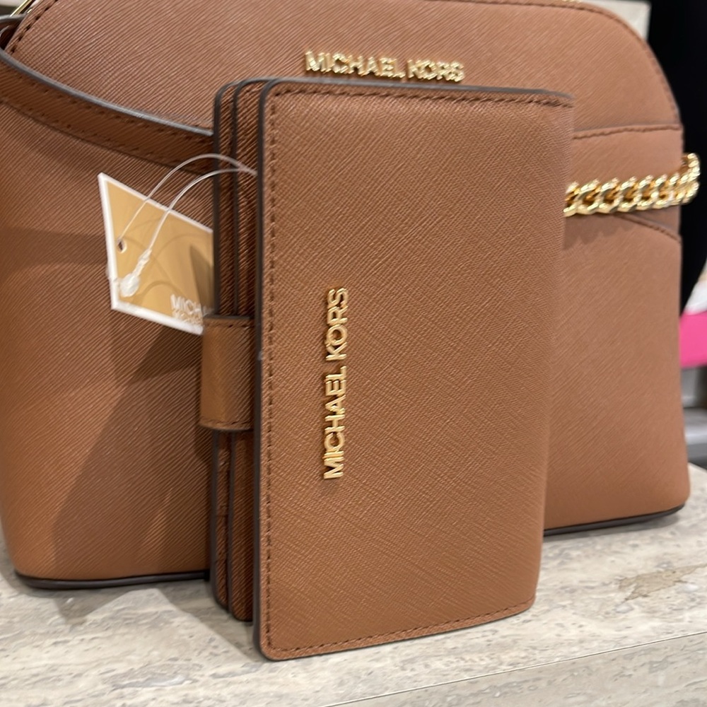 Michael Medium Crossgrain Leather Bifold Wallet
Luggage 
NWT - Picture 15 of 16